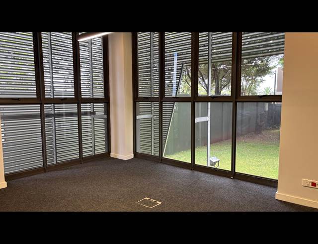 631M² OFFICE TO LET IN PINESLOPES